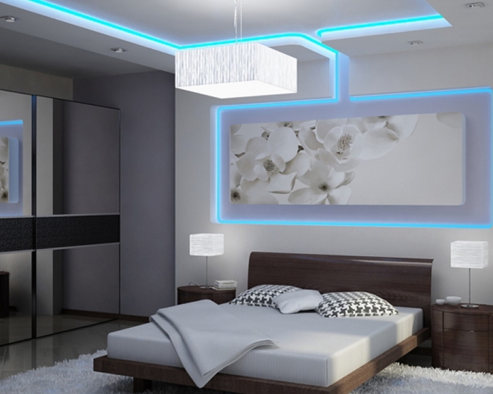 Голубая подсветка натяжного потолка в спальне