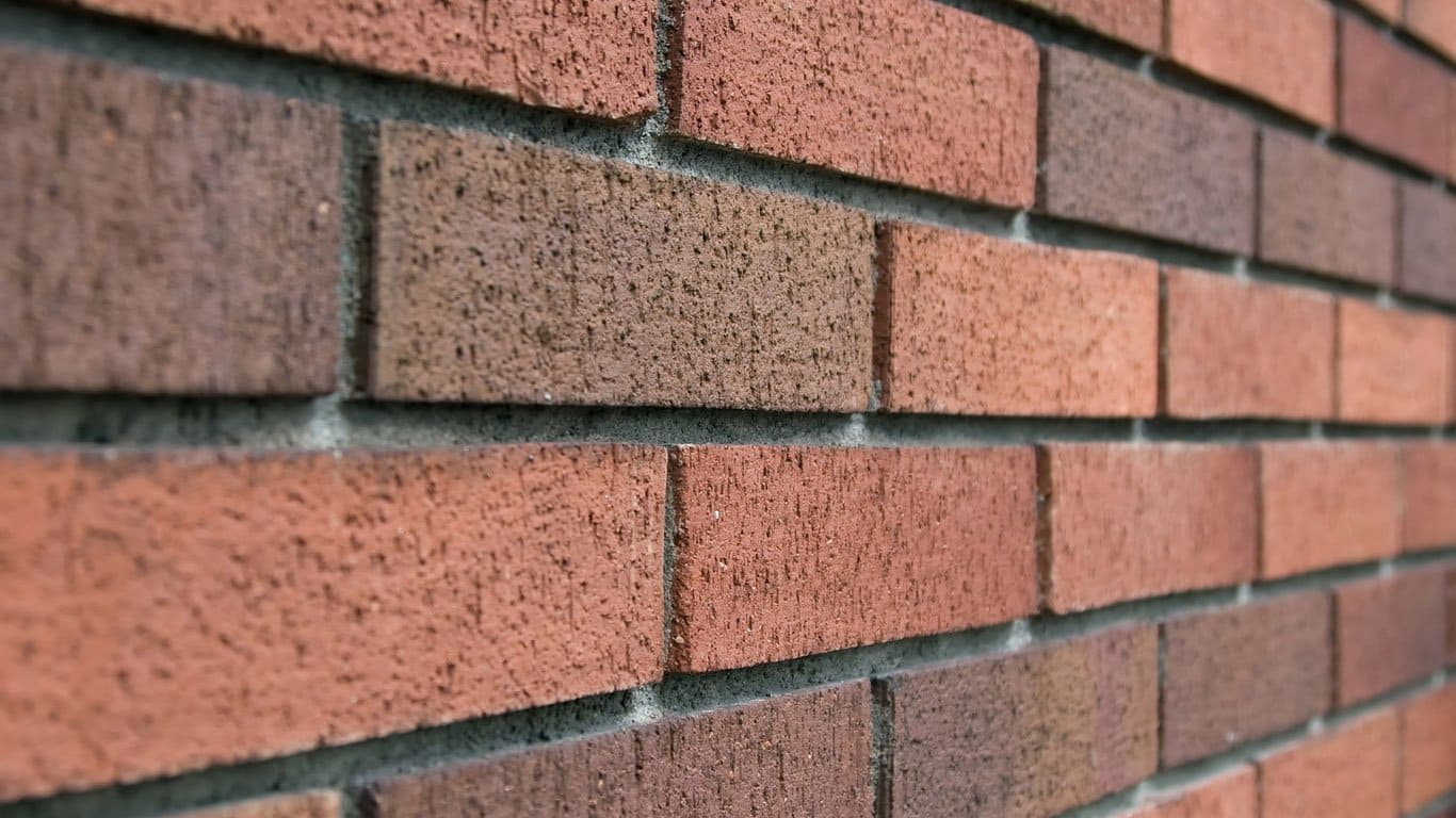 Можно самостоятельно сделать затирку для такой плитки, а можно купить готовую смесь.